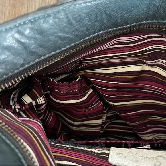 Elegant Leather Crossbody Bag - Picture 8 of 12